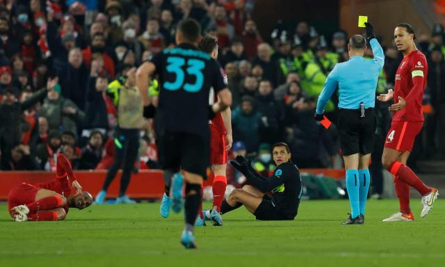 DB电竞官网-名宿：裁判无视物理定律 罚下桑切斯毁了比赛